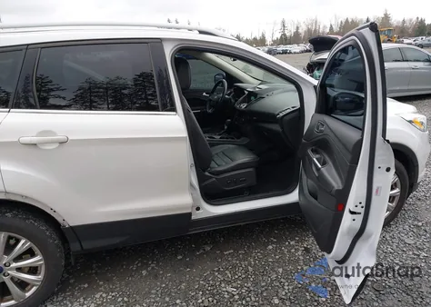 2017 Ford Escape Titanium z USA, uszkodzony, nr VIN 1FMCU9J99HUA83253